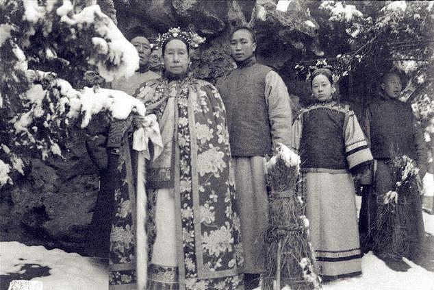 中国历史上曾有过数百名皇后，只有三人留下了照片，她们都是谁？