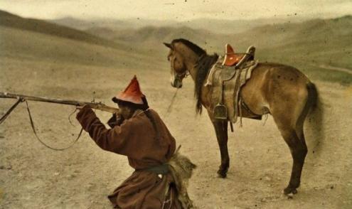 清朝为蒙古准备的两个“统治术”，让蒙古苦不堪言，想反也反不了