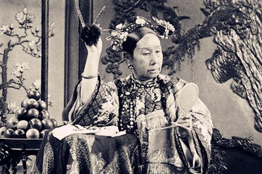 中国历史上曾有过数百名皇后，只有三人留下了照片，她们都是谁？