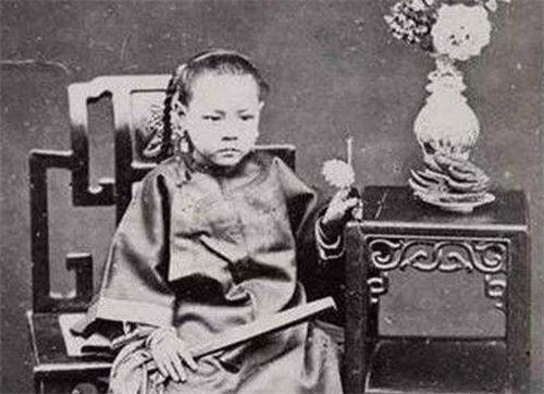 清朝童养媳的真实老照片：4岁被送入婆家，一生任人摆布孤苦无依
