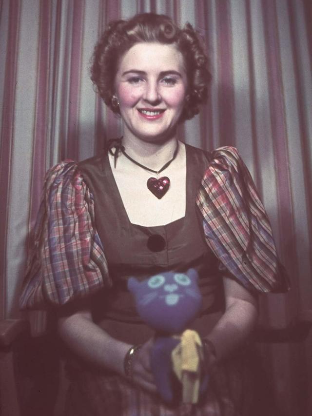 希特勒生命中最后的女人：陪伴13年，待她如妻子，终一起自杀