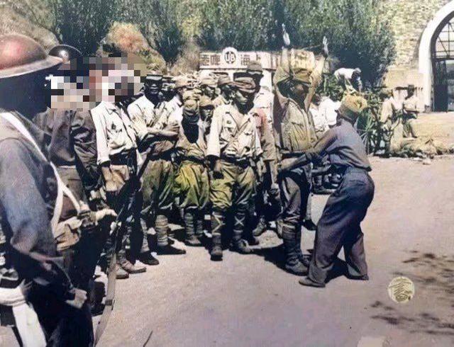 二战日军在中国投降的老照片：临走前还在抢粮食，投降时趾高气昂