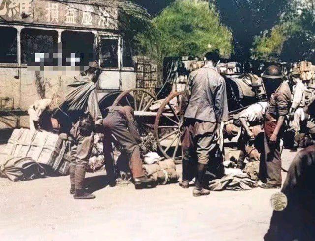 二战日军在中国投降的老照片：临走前还在抢粮食，投降时趾高气昂
